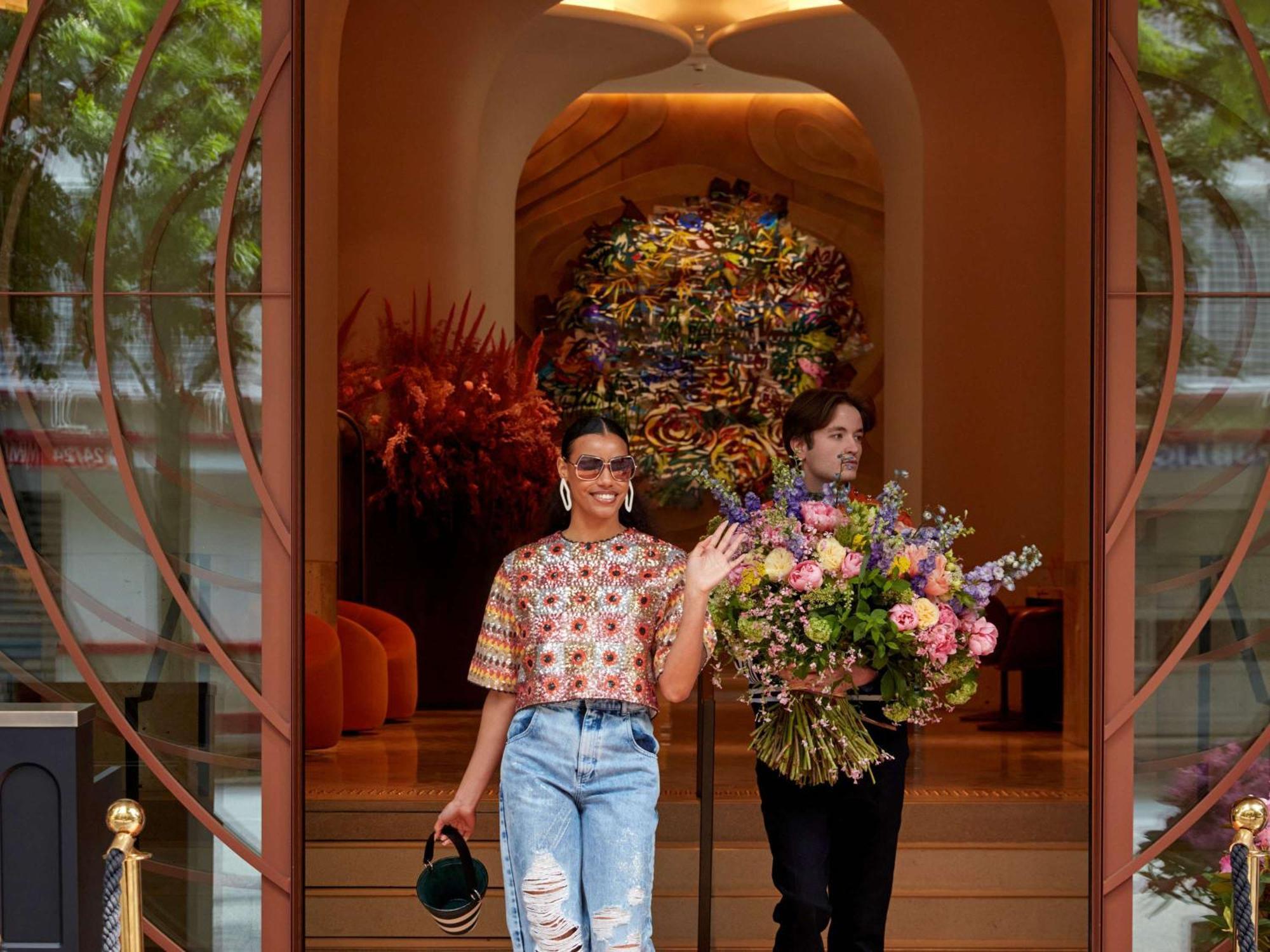 So/ Paris Hotel 외부 사진 The entrance to the hotel