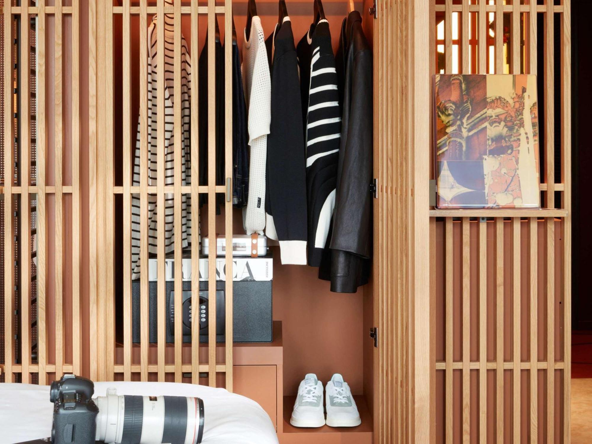 So/ Paris Hotel 외부 사진 A wardrobe