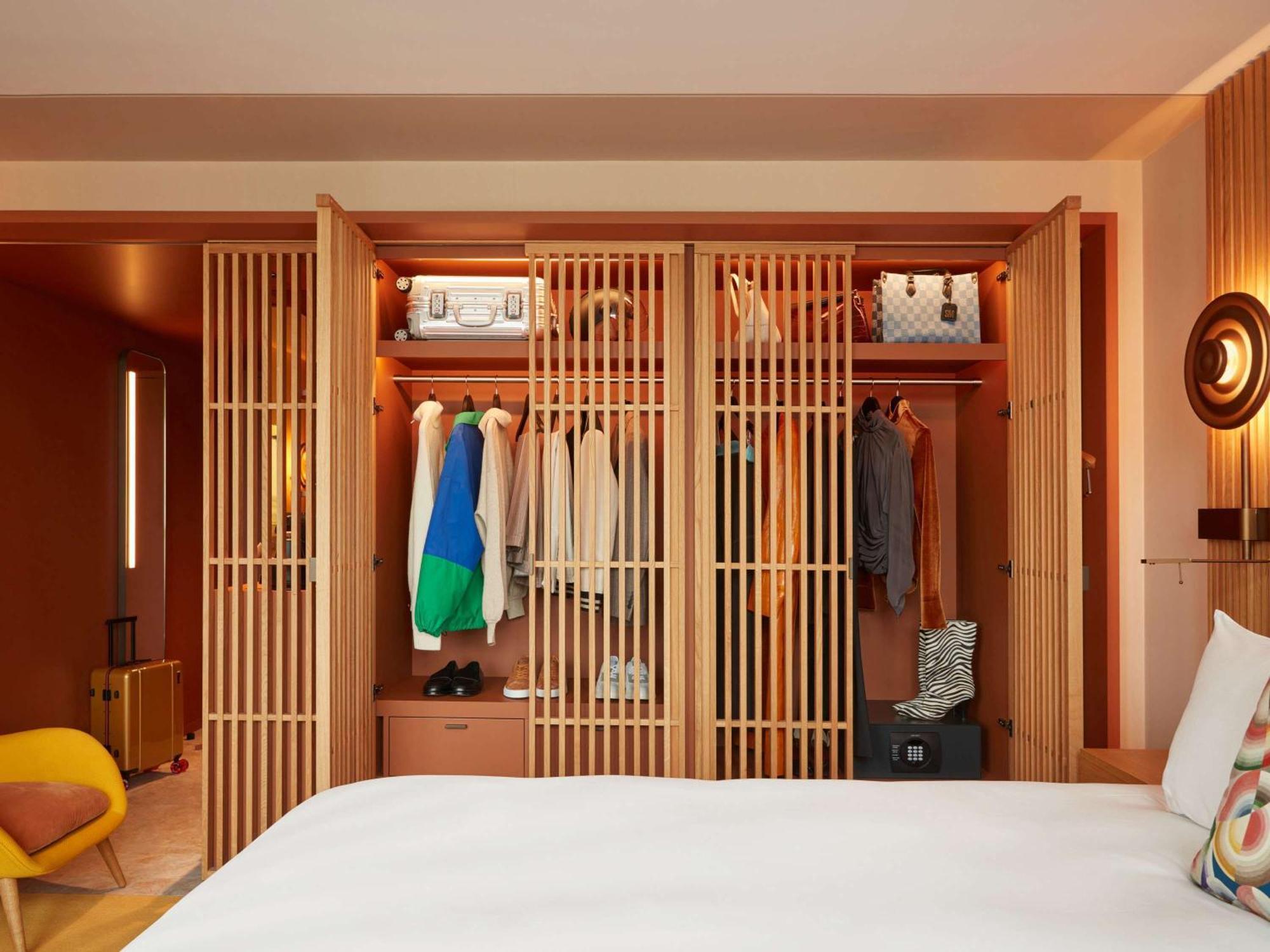 So/ Paris Hotel 외부 사진 A wardrobe