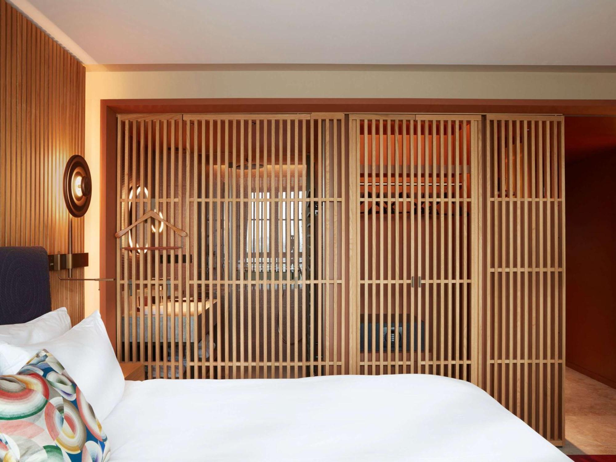 So/ Paris Hotel 외부 사진 A room at the hotel