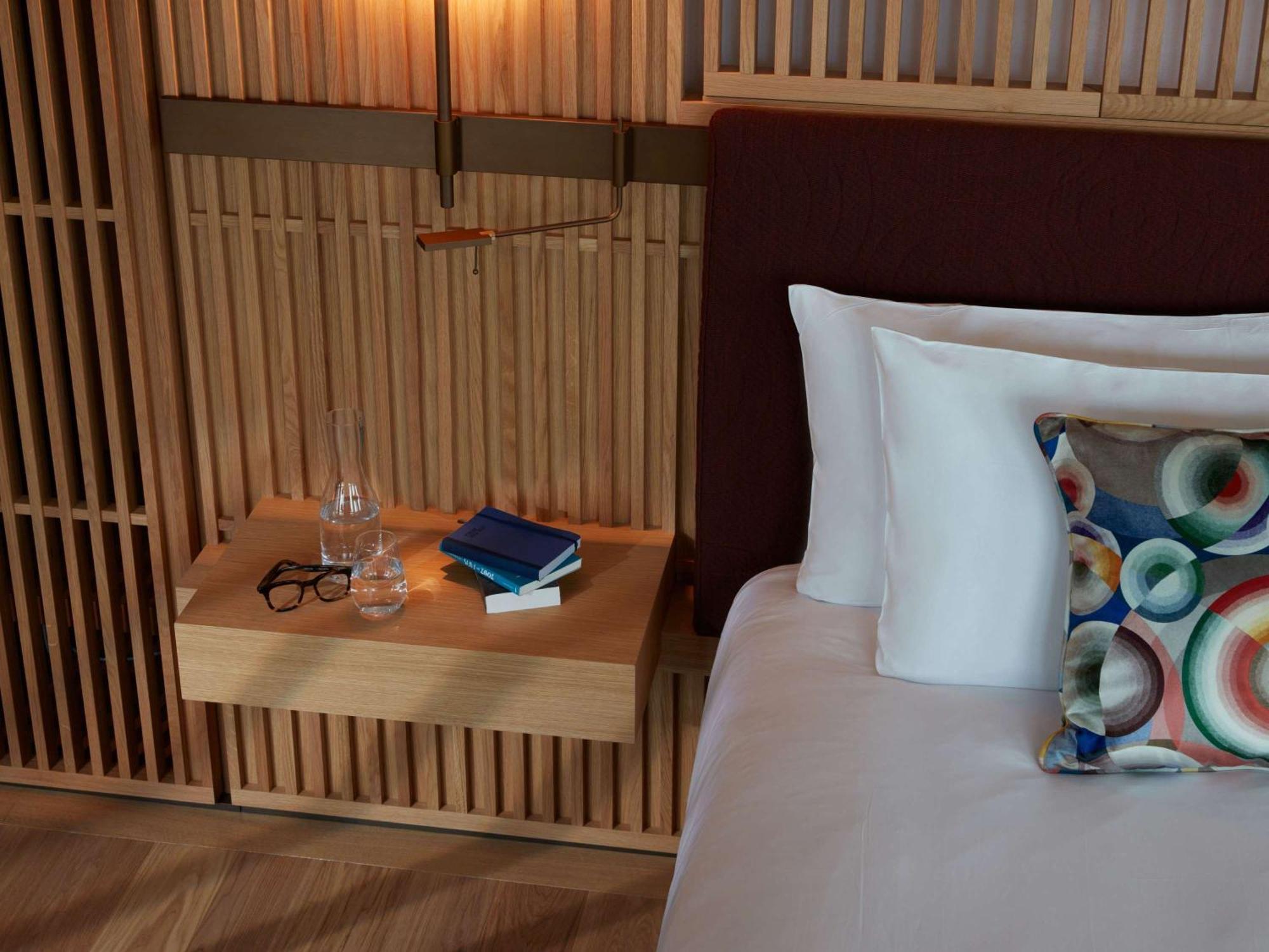 So/ Paris Hotel 외부 사진 A bedside table