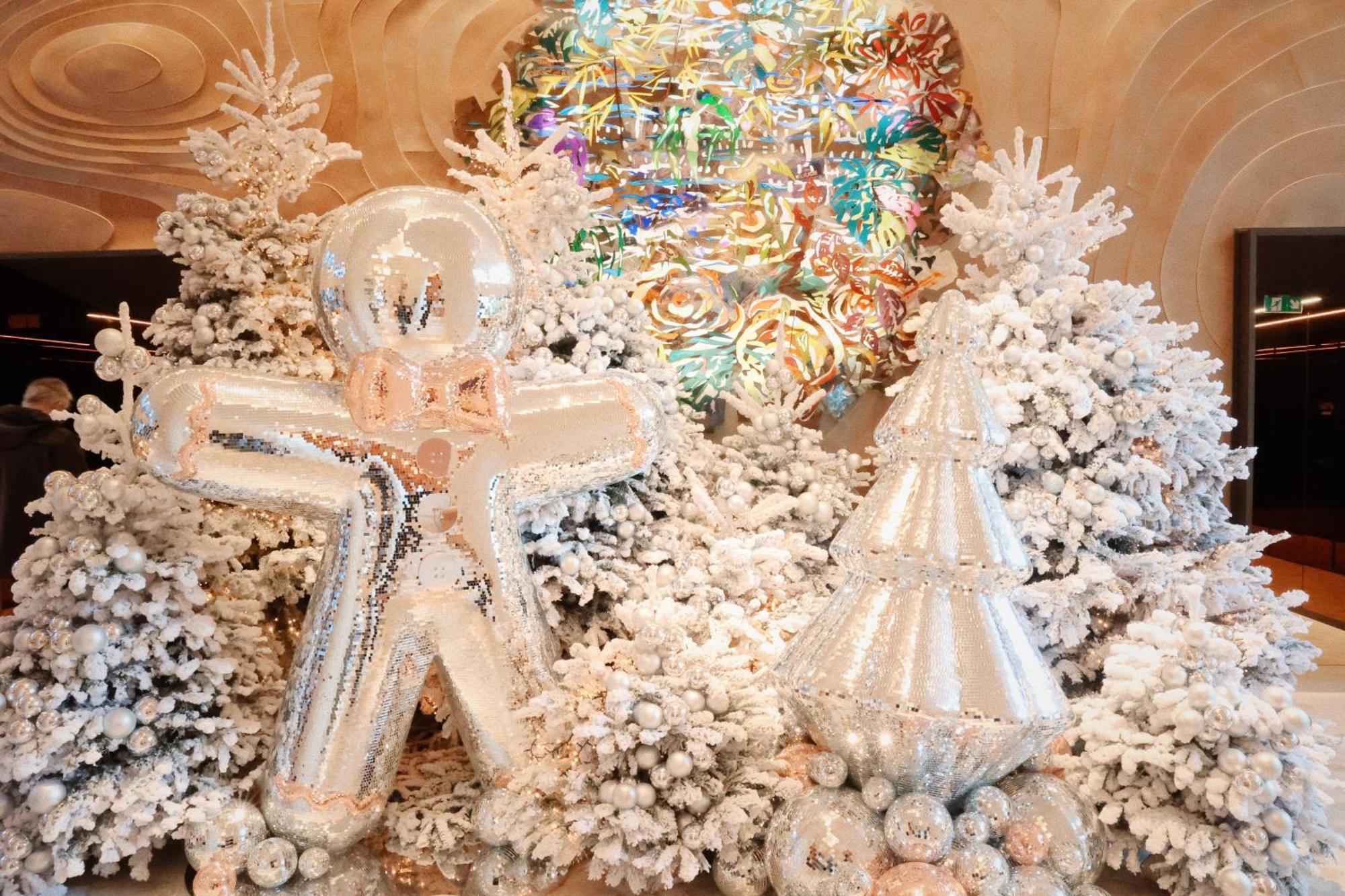 So/ Paris Hotel 외부 사진 Christmas tree at the Four Seasons Hotel, Seoul, South Korea