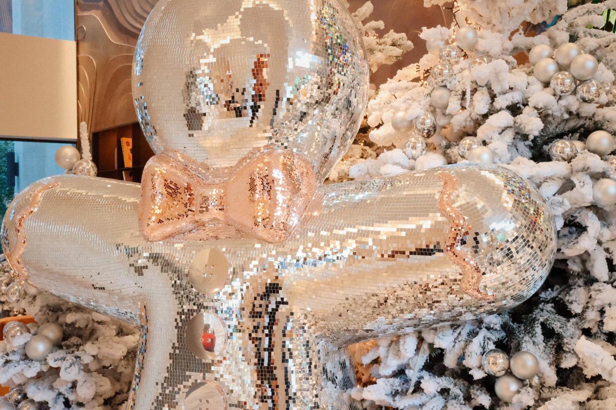 So/ Paris Hotel 외부 사진 A Christmas tree decorated with white and silver ornaments