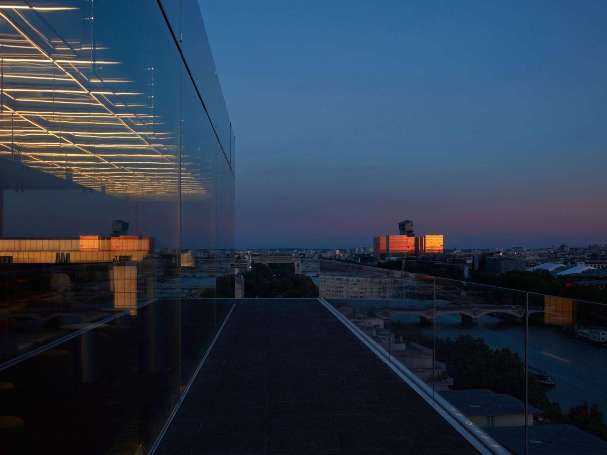 So/ Paris Hotel 외부 사진 View from the top of the building