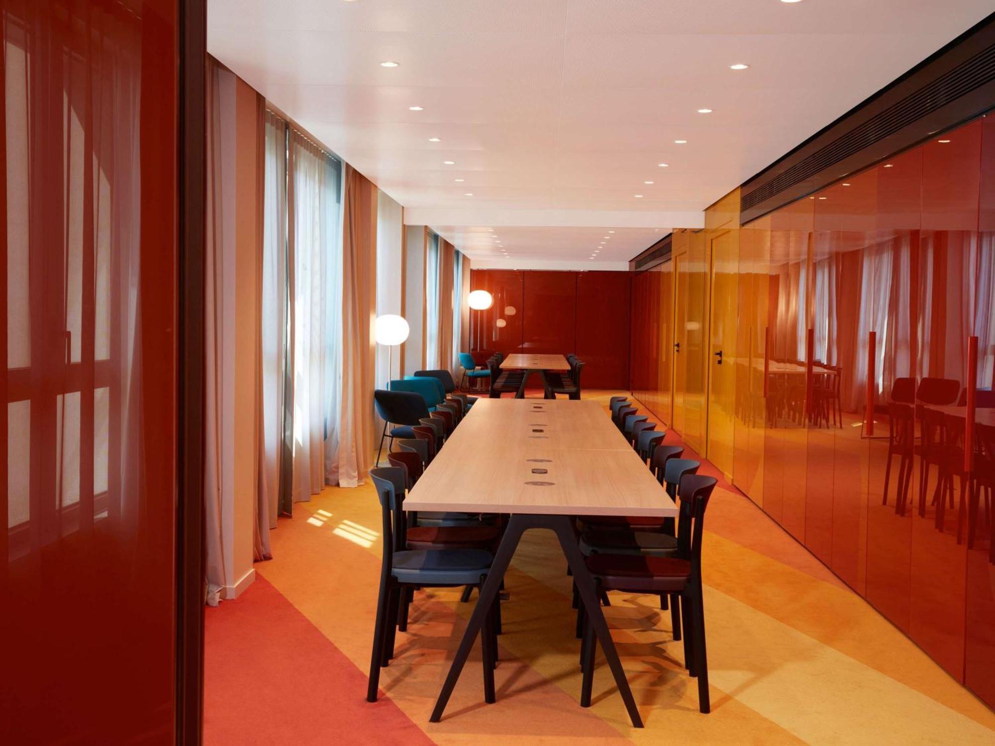 So/ Paris Hotel 외부 사진 The interior of the library
