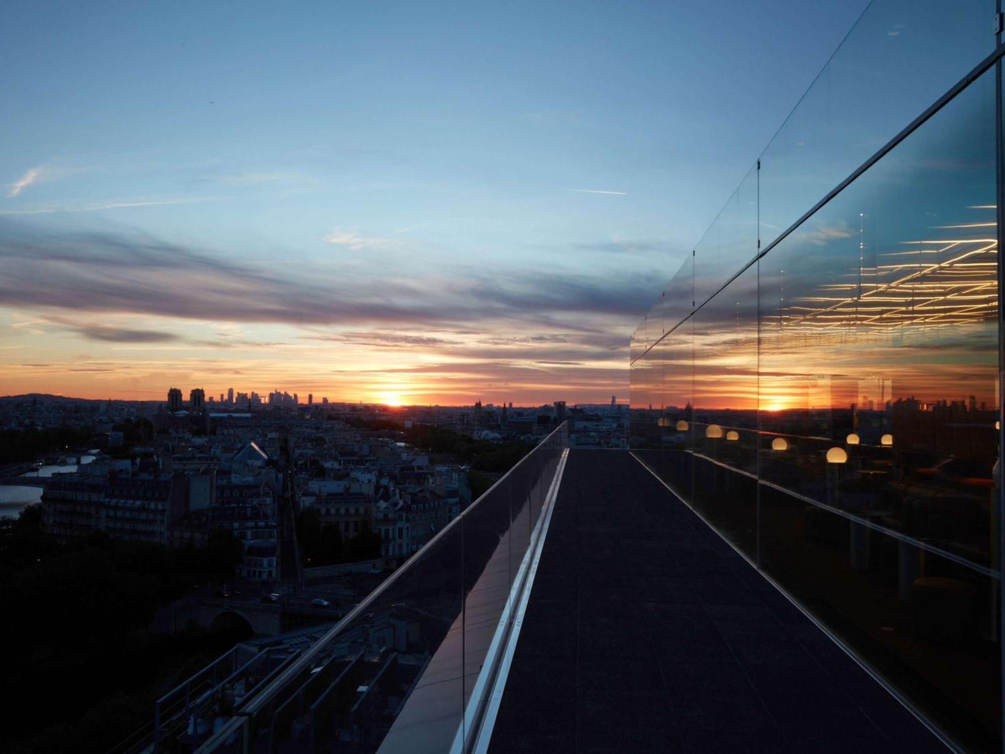 So/ Paris Hotel 외부 사진 Sunset over the tracks