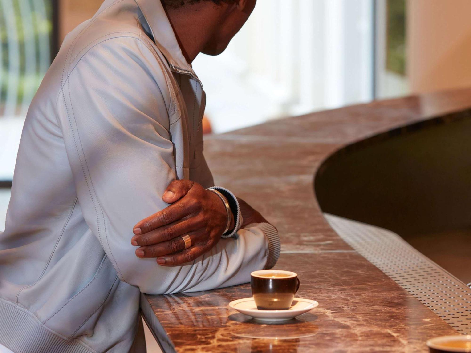 So/ Paris Hotel 외부 사진 A man leaning on a bar