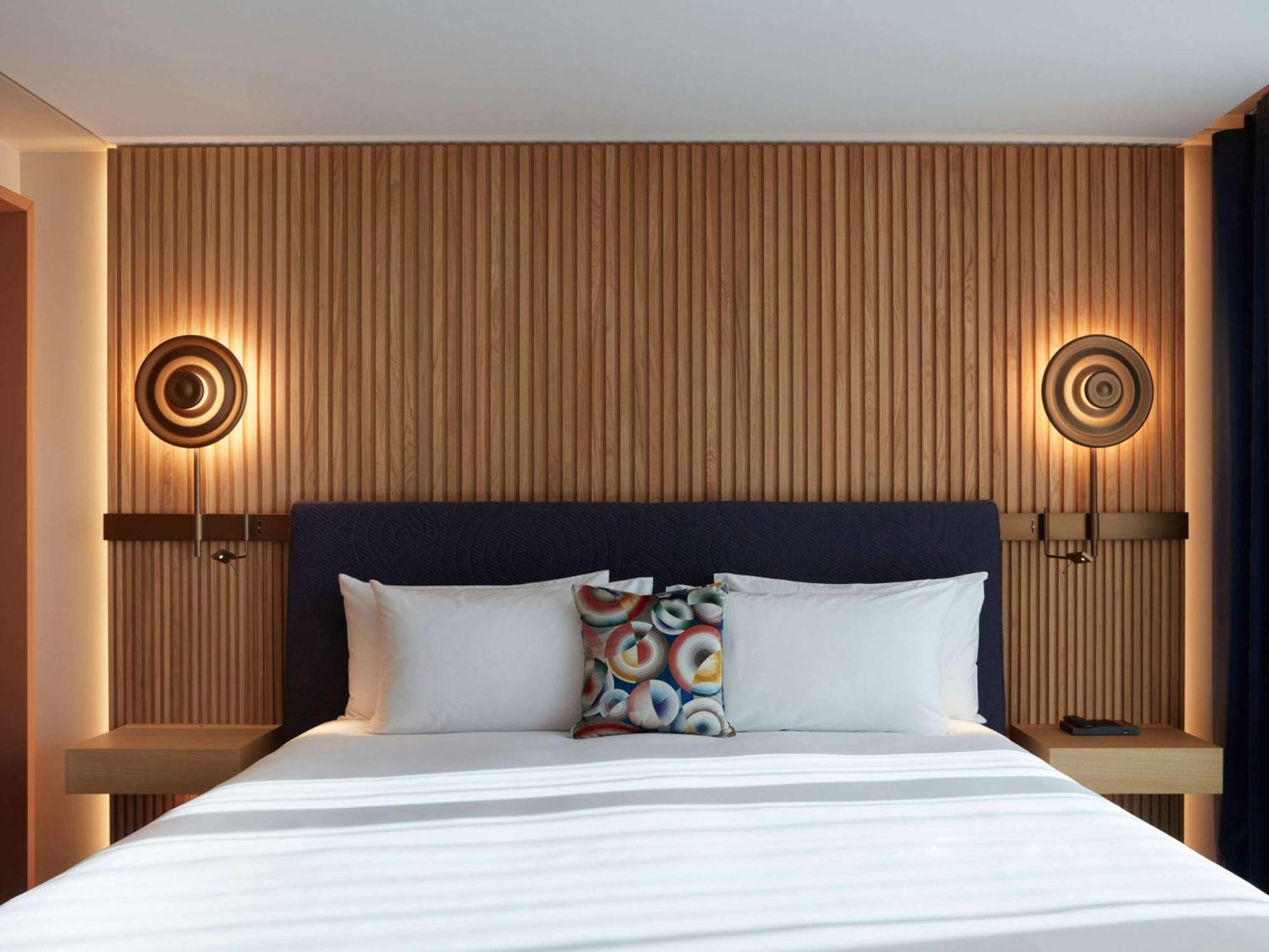 So/ Paris Hotel 외부 사진 A bedroom at the hotel